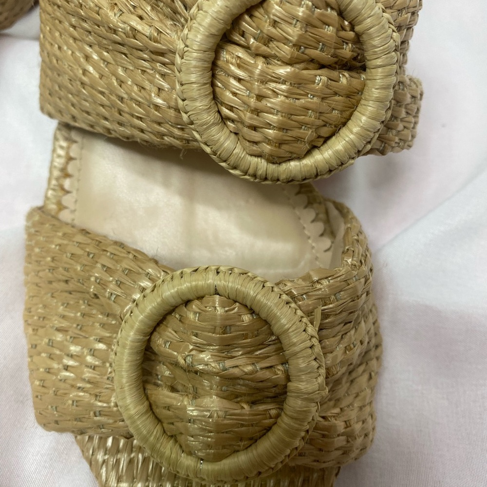 Crow & Ivy NWOT size 7.5 sandals ,Beige color. - Picture 6 of 6
